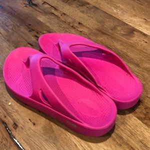 OOFOS Pink Sandals Size 7